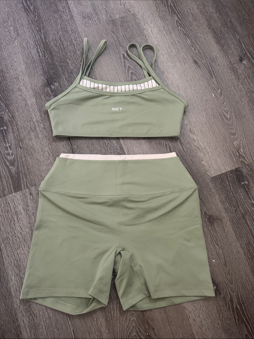 SET Active FORMCLOUD Resort Green Active Bra Top & High-Waist Shorts Set